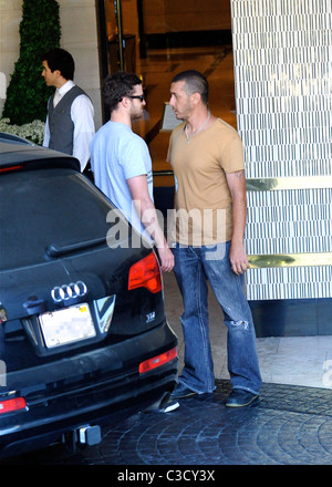 Justin Timberlake ist von einer aggressiven Paparazzi belästigt, als er bei seinem Hotel Los Angeles, Kalifornien - 14.07.09 ankommt Stockfoto