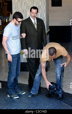 Justin Timberlake ist von einer aggressiven Paparazzi belästigt, als er bei seinem Hotel Los Angeles, Kalifornien - 14.07.09 ankommt Stockfoto