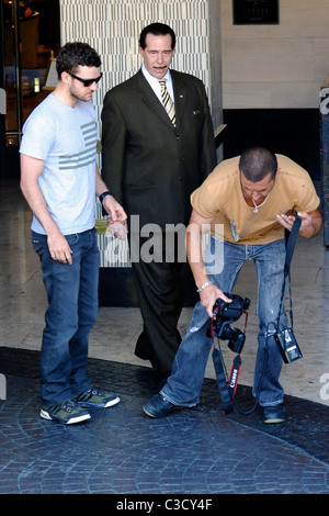 Justin Timberlake ist von einer aggressiven Paparazzi belästigt, als er bei seinem Hotel Los Angeles, Kalifornien - 14.07.09 ankommt Stockfoto