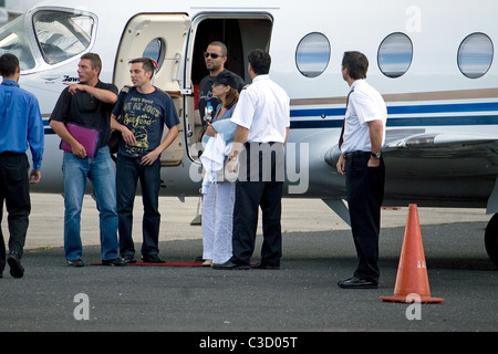 Eva Longoria Parker und Tony Parker kommen am internationalen Flughafen Luis Muñoz Marín, Amaury Nolasco & Freunden Golf zu besuchen Stockfoto