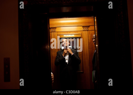 In den frühen Morgenstunden am 21. Jan. fährt US-Präsident Barack Obama den Aufzug in der Privatwohnung des weißen Hauses Stockfoto