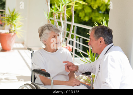 Leitender Arzt im Gespräch mit seinem Patienten Stockfoto