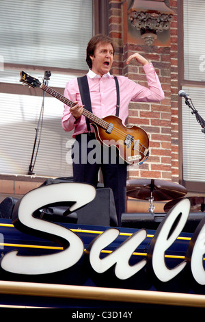 Paul McCartney die live auf dem Festzelt des Ed Sullivan Theater für CBS Serie "Late Show with David Letterman." McCartney Stockfoto