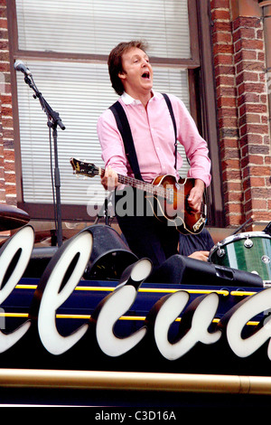 Paul McCartney die live auf dem Festzelt des Ed Sullivan Theater für CBS Serie "Late Show with David Letterman." McCartney Stockfoto