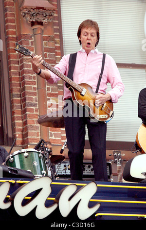 Paul McCartney die live auf dem Festzelt des Ed Sullivan Theater für CBS Serie "Late Show with David Letterman." McCartney Stockfoto