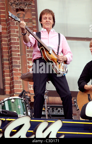 Paul McCartney die live auf dem Festzelt des Ed Sullivan Theater für CBS Serie "Late Show with David Letterman." McCartney Stockfoto