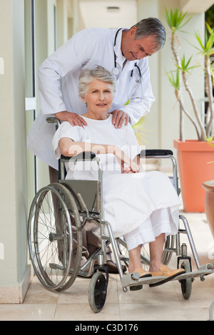 Leitender Arzt im Gespräch mit seinem Patienten Stockfoto