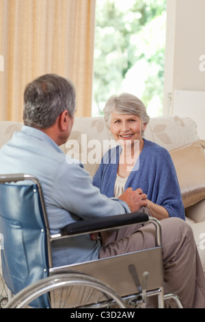 Älteres paar Gespräch in das Wohnzimmer zu Hause Stockfoto