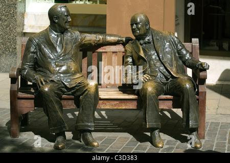 England London Bond street, "Verbündeten" Skulptur von Roosevelt & Churchill sitzen auf einer Bank Stockfoto