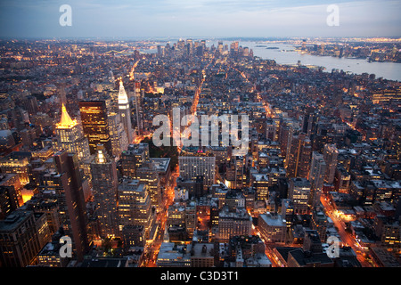 Ein Twilight-Blick vom Empire State Building in Richtung Lower Manhattan, New York, USA. Hochhäuser der Fhe Financial District Stockfoto