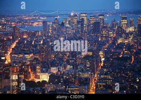 Ein Twilight-Blick vom Empire State Building in Richtung Lower Manhattan, New York, USA. Hochhäuser der Fhe Financial District Stockfoto