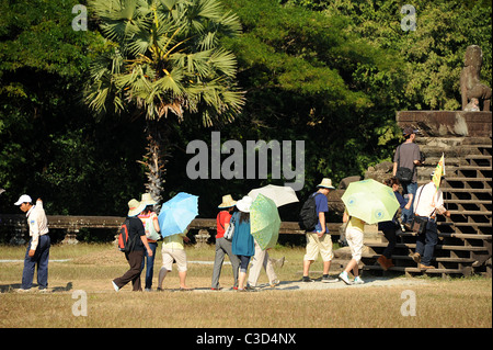 Besucher und Touristen auf dem Gelände des Angkor Wat Tempel zu betreten und erkunden das Gebäude. Kambodscha Stockfoto