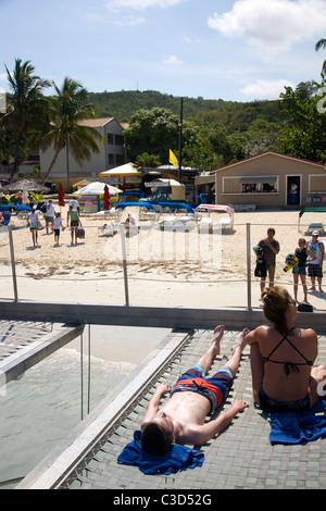 An Bord Katamaran Abholung Touristen Ausflug in Antigua Stockfoto