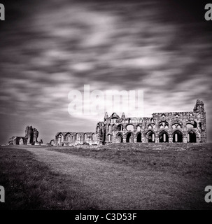 Whitby Abbey ist ein zerstörtes Benediktiner-Abtei mit Blick auf die Nordsee am East Cliff über Whitby in North Yorkshire, England. Stockfoto