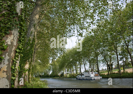 Hausboot auf dem Canal du Midi in der Nähe von Écluse de Peyruque in Castelnaudary, Aude, Frankreich Stockfoto