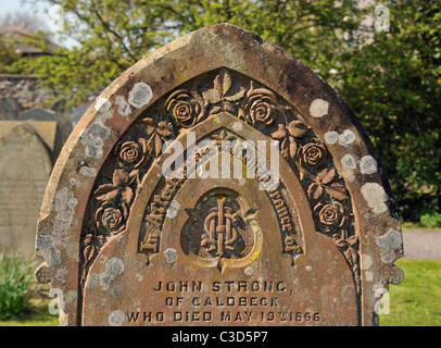 Detail der Grabstein mit Rosen-Design. All Saints Church. Wetheral, Cumbria, England, Vereinigtes Königreich, Europa. Stockfoto