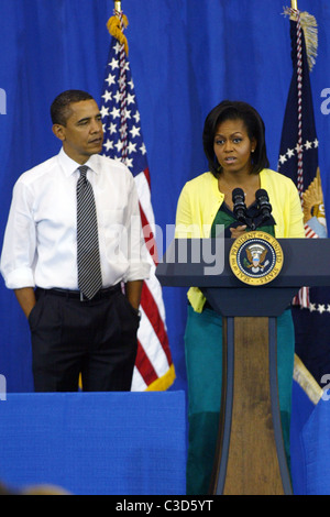 US-Präsident Barack Obama Uhren als First Lady Michelle Obama während der "United servieren wir" freiwillige Veranstaltung in der Festung spricht Stockfoto