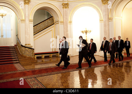 US-Präsident Barack Obama und sein Gefolge Fuß die Hallen des Kremls wo er mit russischen Präsidenten Dmitry treffen Stockfoto