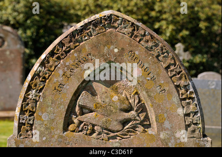 Detail der Grabstein mit Taube und Olivenzweig Design. Kirche von Saint Kentigern. Caldbeck, Cumbria, England, Großbritannien, Europa. Stockfoto