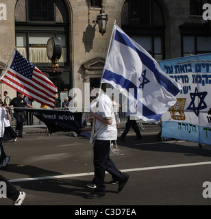 Parade statt auf der Fifth Avenue, anlässlich 60 Jahre seit der Gründung des Staates Israel. New York. USA. Stockfoto