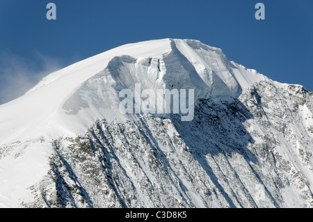 Eine große hängende Gletscher auf einer alpinen Berg in der Schweiz. Stockfoto