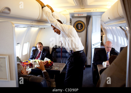Präsident Barack Obama spricht mit White House Chief Of Staff Rahm Emanuel und Senior Berater David Axelrod während des Fluges nach Stockfoto
