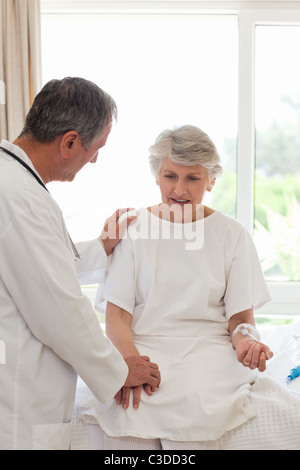 Reife Arzt im Gespräch mit Patienten Stockfoto