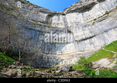 Malham Beck am Fuße des Malham Cove, Malham, North Yorkshire, Yorkshire Dales National Park, England, UK. Stockfoto
