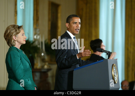 US-Außenministerin Hillary Clinton und US-President Barack Obama US President Barack Obama unterzeichnet eine Proklamation feiern Stockfoto