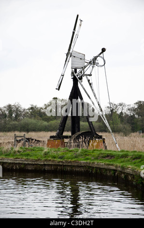 Kleinen Windpumpe (Windmühle) auf dem Fluß Thurne auf den Norfolk Broads, East Anglia, England. Stockfoto