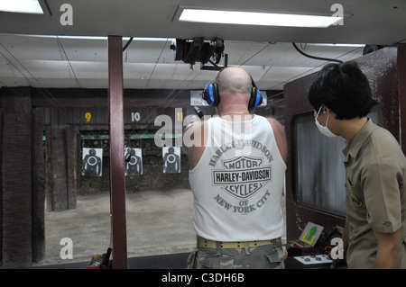 Brennen von ein Colt 45 auf der range Stockfoto