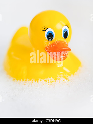 Badezeit Spaß mit einer gelben Gummiente schweben in einer Badewanne voller Wasser und Seife Luftblasen.