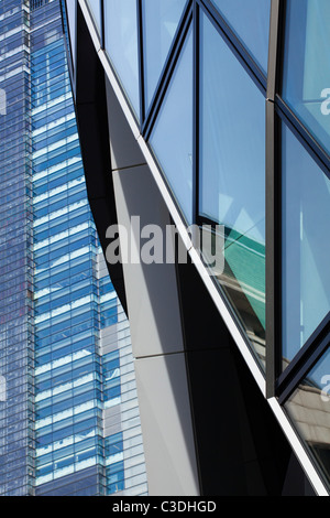 England, Greater London, der City of London. Abstrakte Ansicht der modernen Architektur, darunter das berühmte Gherkin-Gebäude in der Stockfoto