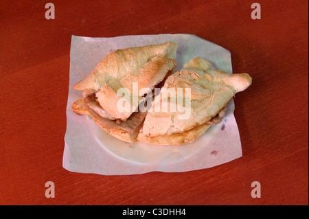 Typische portugiesische Schinkensemmel Bifana Stockfoto