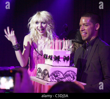 Taylor Momsen bläst Kerzen zu ihrem 16. Geburtstag im Hiro Ballroom New York City, USA - 28.07.09 Stockfoto