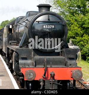 Ehemalige LMS schwarz 5 - keine 45379 bei Alton Bahnhof, Alton, Hampshire, England, UK. Stockfoto