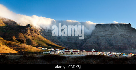 Wolken über Tafelberg bilden, was ist bekannt als das "Tischtuch". Cape Town. Südafrika. Stockfoto