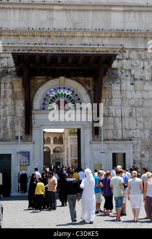 Damaskus. Syrien. Den westlichen Eingang der Umayyaden-Moschee. Bekannt als der Bab al-Barid (Post-Gate), die von den Gläubigen dient. Stockfoto