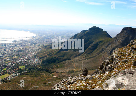 Teufels-Gipfel in der Ferne gesehen vom Tafelberg, Kapstadt, Südafrika. Stockfoto