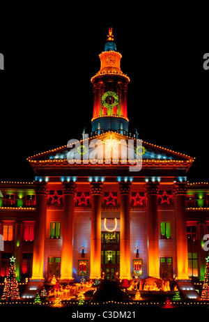 Die jährliche Anzeige der helle Weihnachtsbeleuchtung auf dem Denver City und County Building ist seit 1935 eine Tradition in Colorado kilometerhohen Stadt. Stockfoto