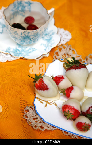 Traditionelle englische Creme Tee Picknick auf Vintage Geschirr serviert Stockfoto