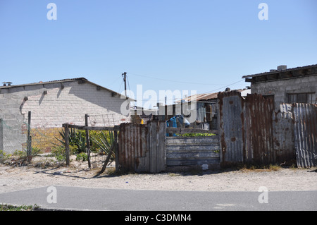 Township-Häuser und Scheunen in Gugulethu, Südafrika Stockfoto