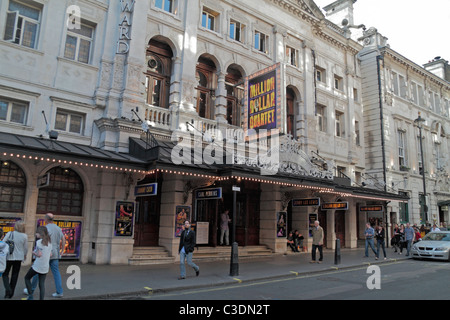 Die Fassade von Noel Coward Theatre in Londons West End, St Martins Lane, London, Großbritannien. Stockfoto