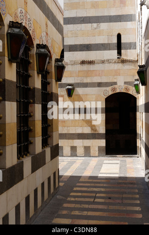 Schmalen Pfad am Azem Palast, schön dekoriert in einer gebänderten Kombination aus schwarzem Basalt, Kalkstein und Sandstein. Syrien. Stockfoto