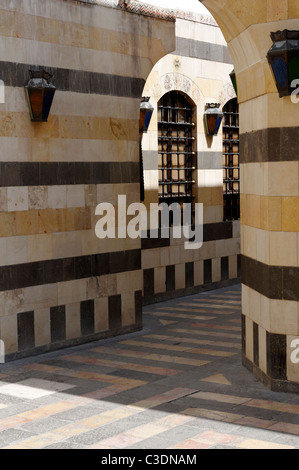 Schmalen Pfad am Azem Palast, schön dekoriert in einer gebänderten Kombination aus schwarzem Basalt, Kalkstein und Sandstein. Syrien Stockfoto