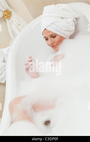 Schöne Frau, ein Bad mit einem Handtuch auf dem Kopf Stockfoto