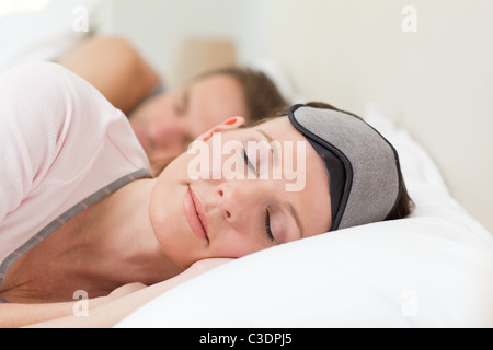 Schönes paar im Bett liegend Stockfoto