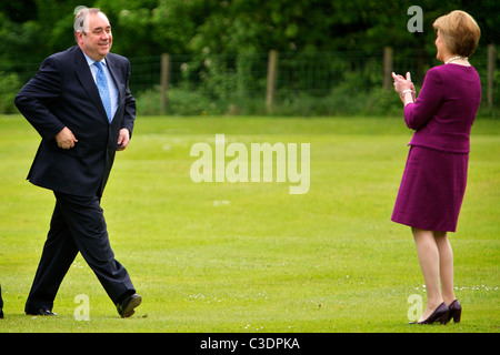 Alex Salmond, Führer der Scottish National Party (SNP) wird vom stellvertretenden Nicola Sturgeon begrüßt. Stockfoto