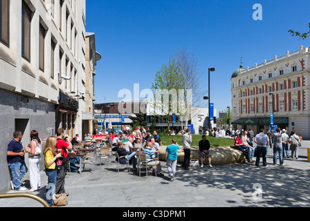 Bar vor Tiegel und Lyceum Theater am letzten Tag der World Snooker Championship 2011, Tudor Platz, Sheffield, UK Stockfoto