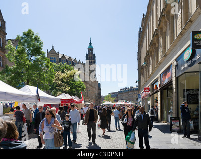 Kontinentalen Markt auf Fargate im Stadtzentrum von Anfang Mai 2011, Blick in Richtung Rathaus, Sheffield, South Yorkshire, Großbritannien Stockfoto